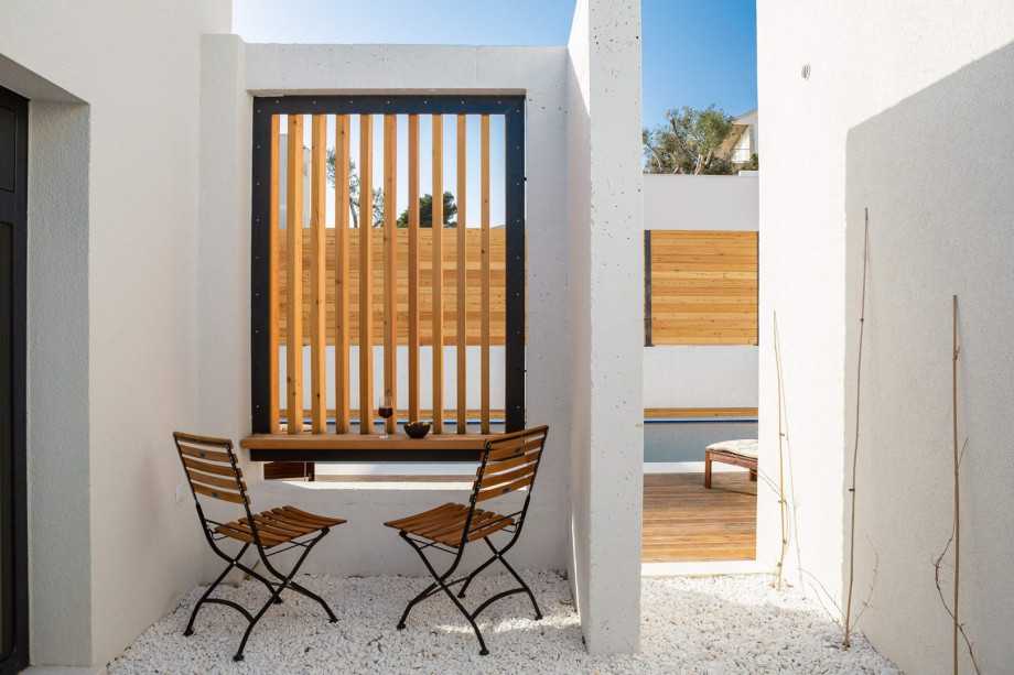 Each bedroom has window wall slides open to merge the space with a gravel court (a private terrace, each 13 sqm).