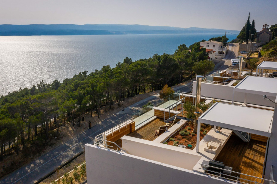 In the Marušići village, there is a shop (250m), several cafe bars (900m), and restaurants (250m).