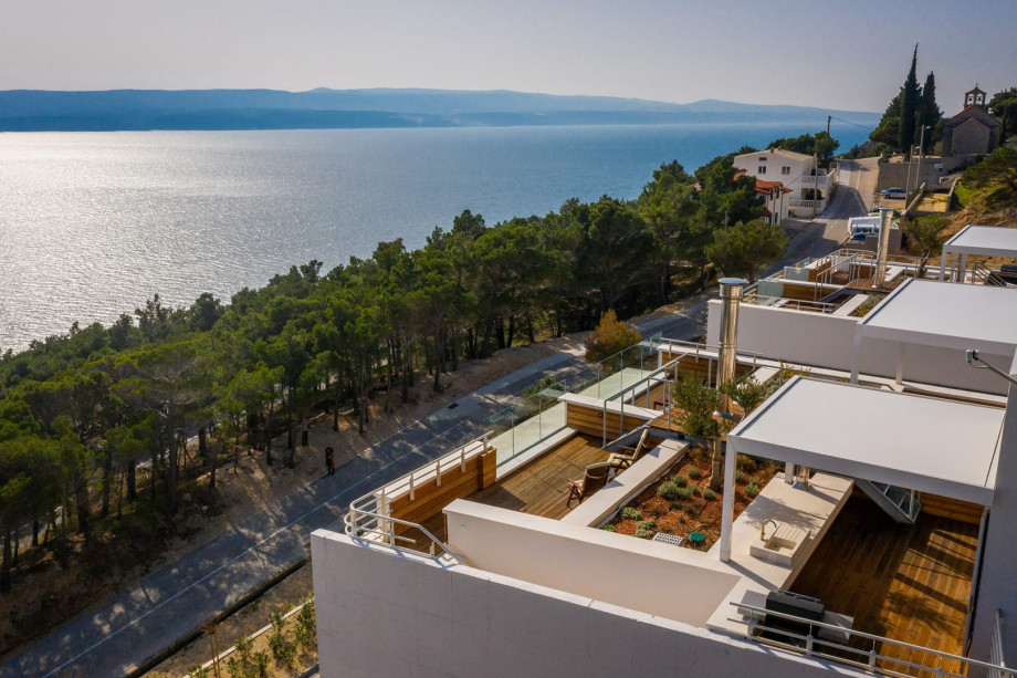 In the Marušići village, there is a shop (250m), several cafe bars (900m), and restaurants (250m).