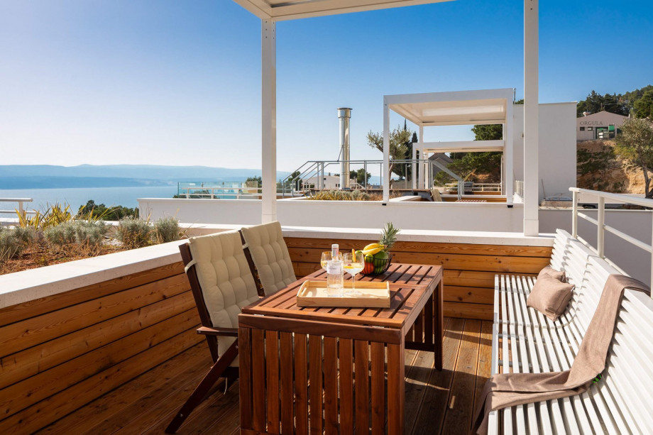 A rooftop area (93 sqm) offers a covered outdoor dining area for 8 people.