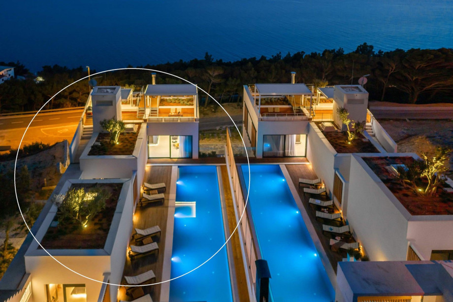 Private and heated swimming pool 18m x 3,8m and hydromassage bench, amazing sea views from the living area, with heated bench, a gym, and a rooftop terrace.