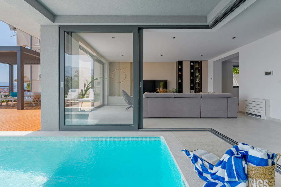 The Outdoors is approached from the living area and offers a private 6,5m x 3m swimming pool with a hydromassage and , with a Chlorine-Free water