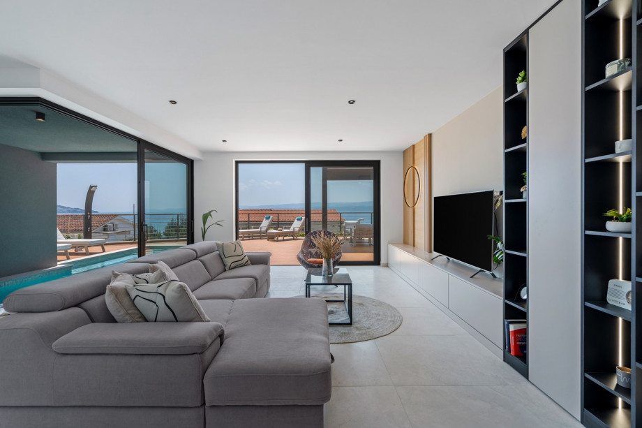 Nicely decorated living room with TV, WiFi, air conditioning