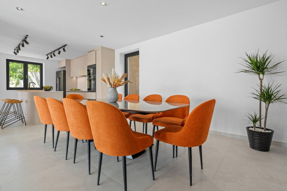 The dining area and kitchen are very bright and very pleasant.