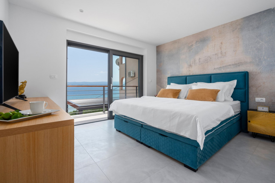 Master bedroom No 1 (18 sqm) with king-size bed 180x200cm