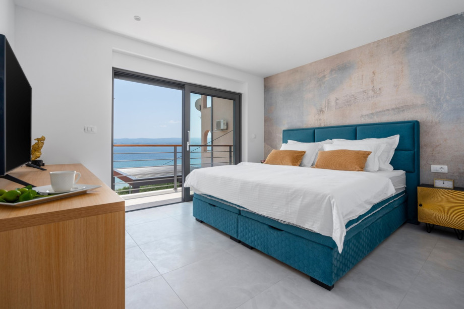 Master bedroom No 1 (18 sqm) with king-size bed 180x200cm