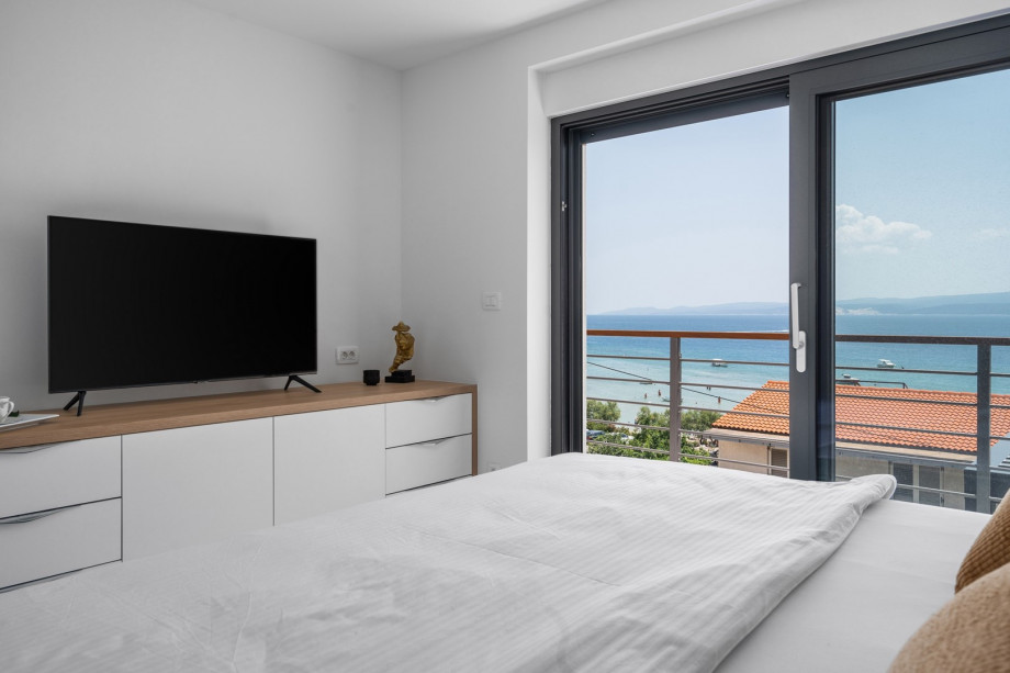 Master bedroom No1  with a TV, A/C, en-suite bathroom, a terrace with sea views
