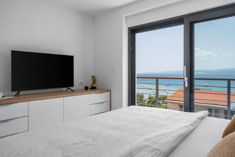 Master bedroom No1  with a TV, A/C, en-suite bathroom, a terrace with sea views