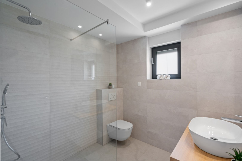 En-suite bathroom with a shower