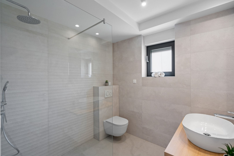 En-suite bathroom with a shower