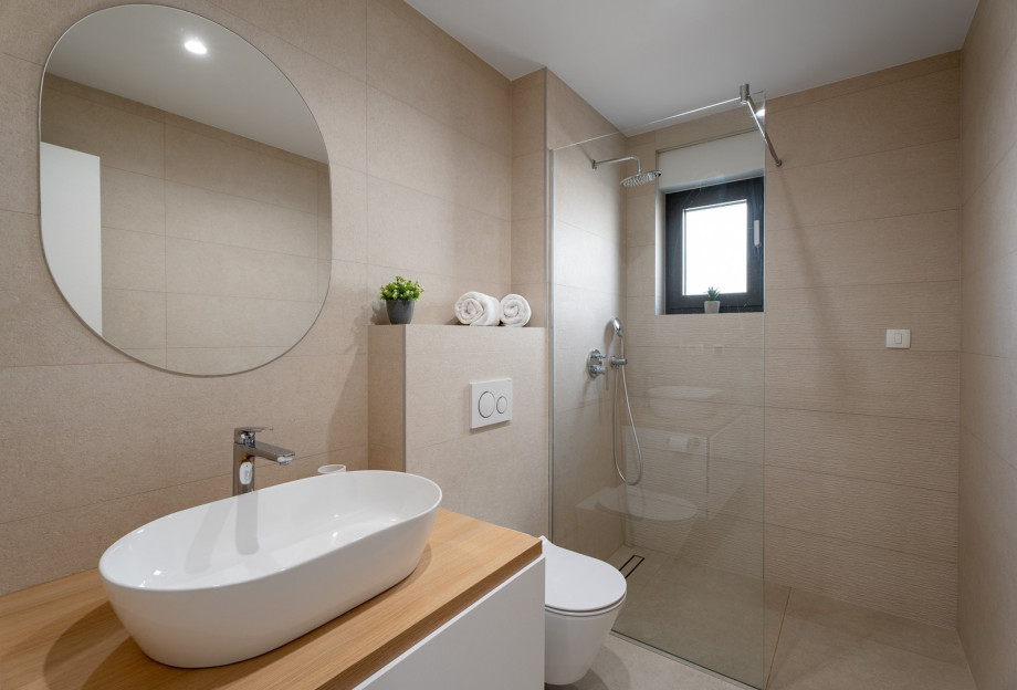 En-suite bathroom with a shower