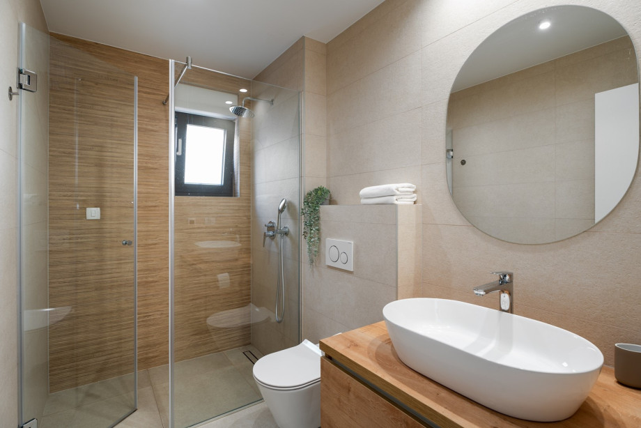 En-suite bathroom with a shower