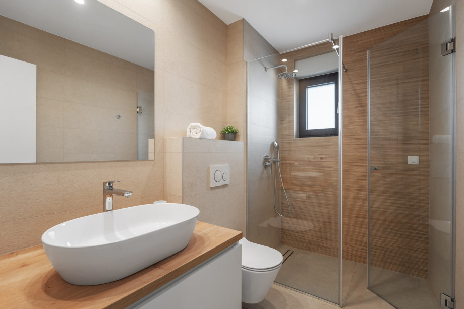 En-suite bathroom with a shower