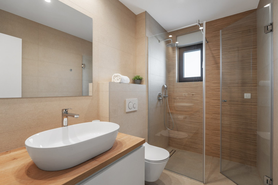 En-suite bathroom with a shower