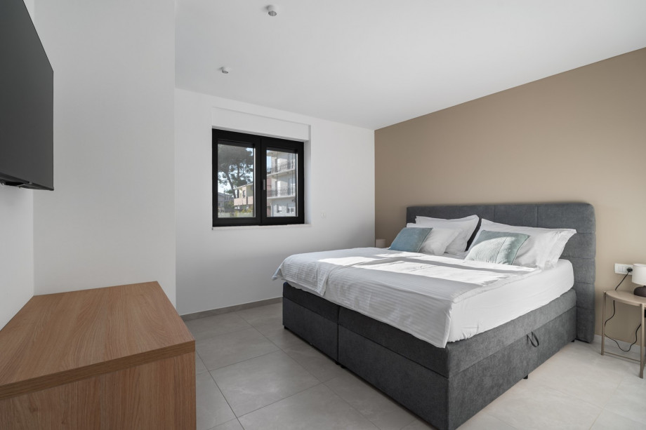 A Bedroom NO5 with king-size bed 180x200cm