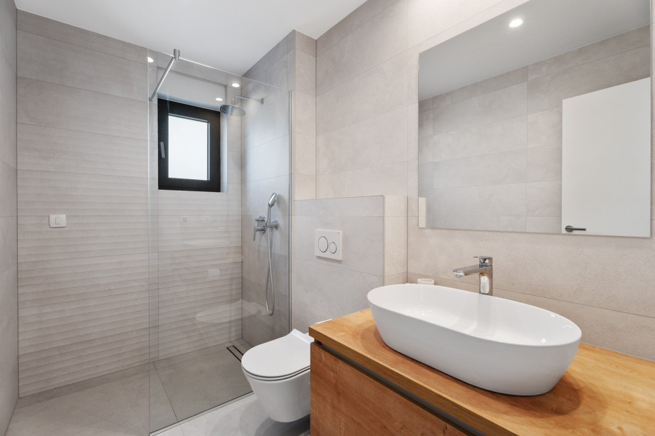 En-suite bathroom with a shower