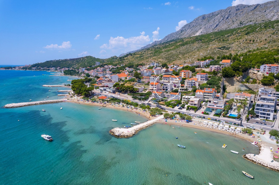 Villa Calma is positioned above the coastal road in Duće