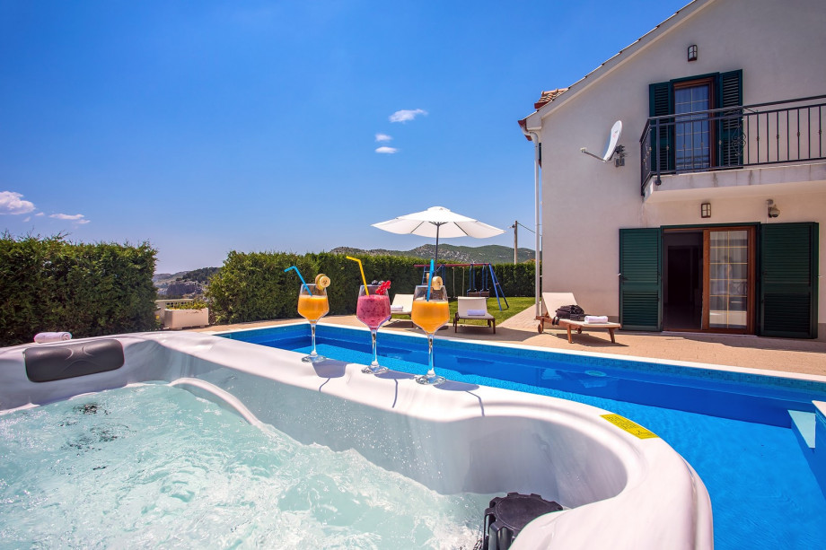 Villa Calma with heated pool, jacuzzi, Finnish sauna and 4 bedrooms