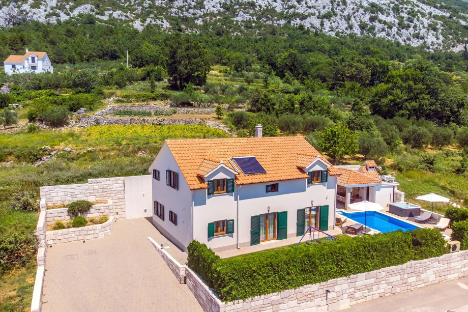 Villa Calma with heated pool, jacuzzi, Finnish sauna and 4 bedrooms