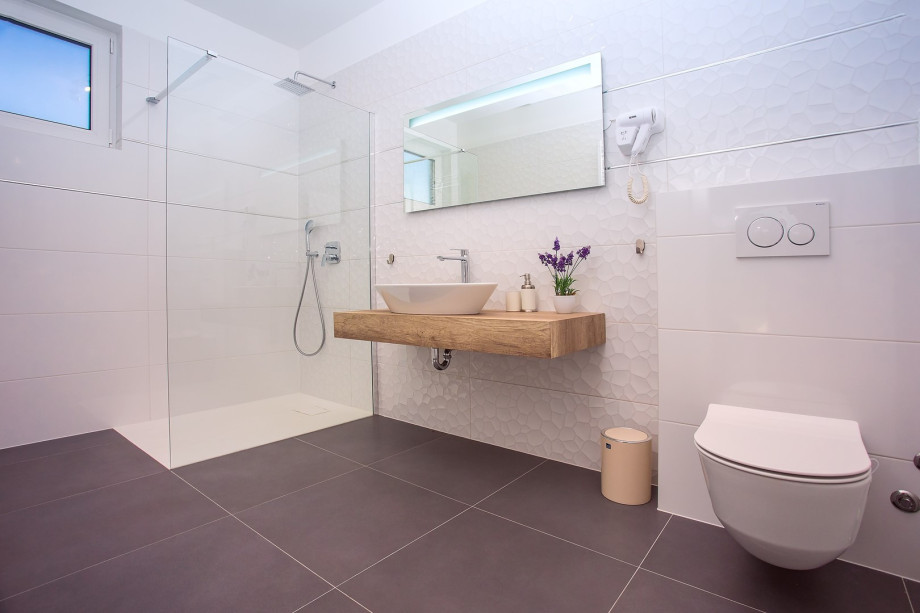 En-suite bathroom with shower in bedroom no1