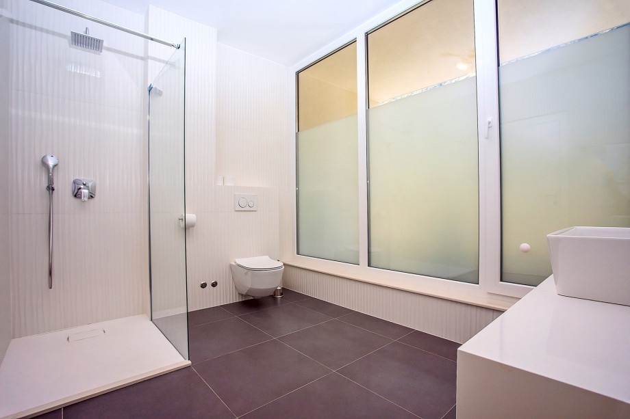 En-suite bathroom with shower in bedroom no2