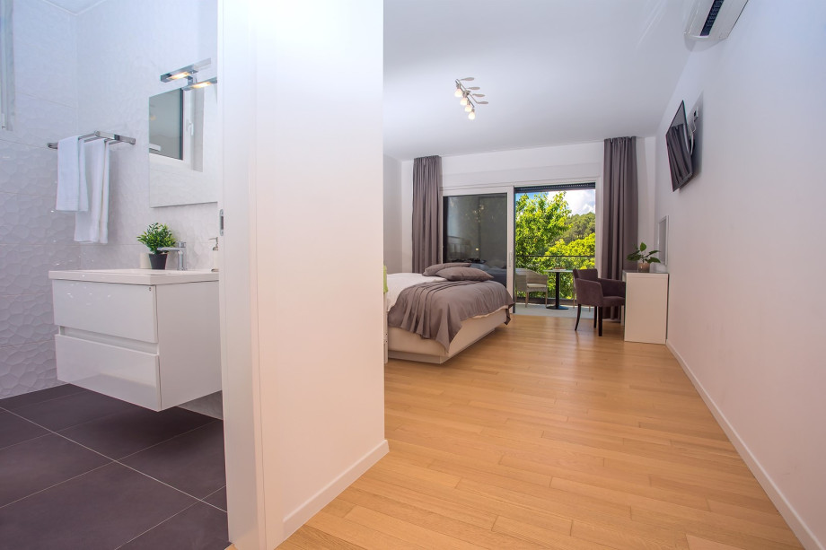 Bedroom No4 with super-king size 200cm x 220cm, TV, A/C, en-suite bathroom