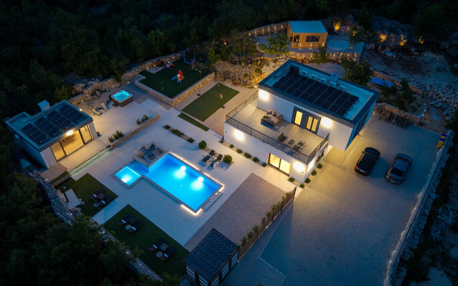 Luxurious accommodation for 8+2 located only 16km from Makarska Riviera