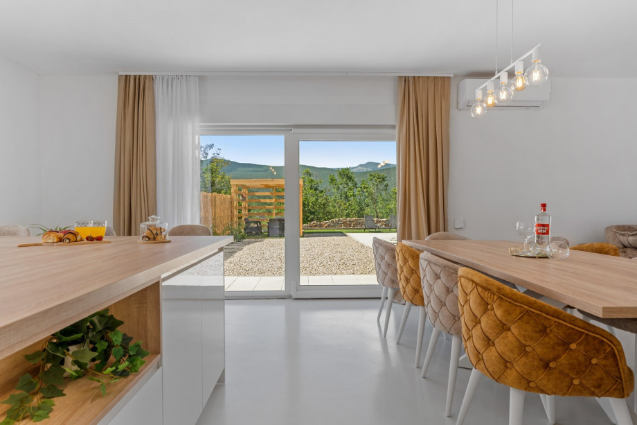 A fully equipped kitchen with all the amenities you need for a very comfortable stay (microwave oven, Dolce Gusto coffee maker, a kettle, a toaster....) and a dining table.