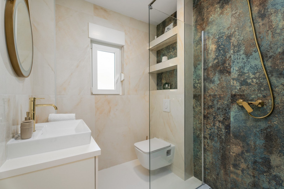 En-suite bathroom with a shower