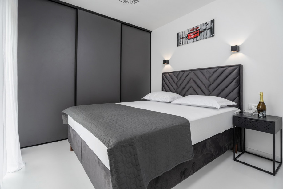 Bedroom NO2  with a queen size bed 160cm x 200cm