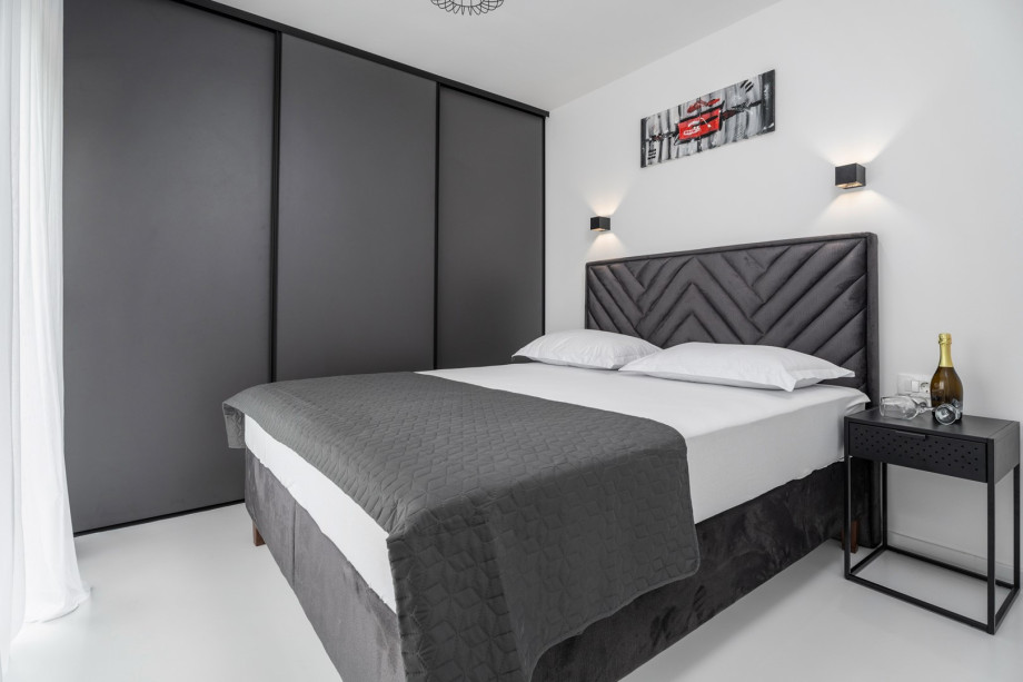 Bedroom NO2  with a queen size bed 160cm x 200cm