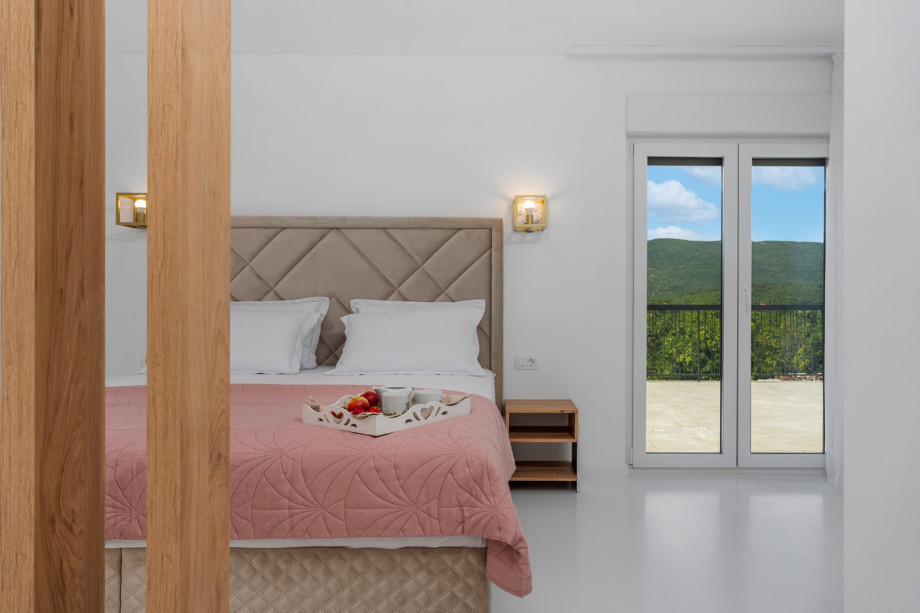 A Bedroom NO4 with a king size bed 180cm x 200cm