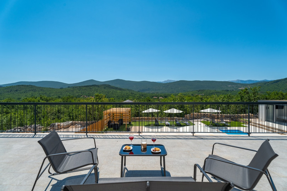 A direct approach to the spacious terrace