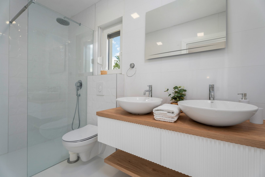 En-suite bathroom with a shower