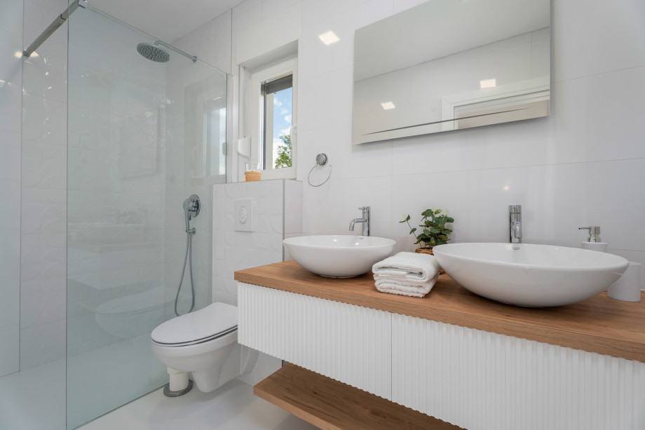 En-suite bathroom with a shower