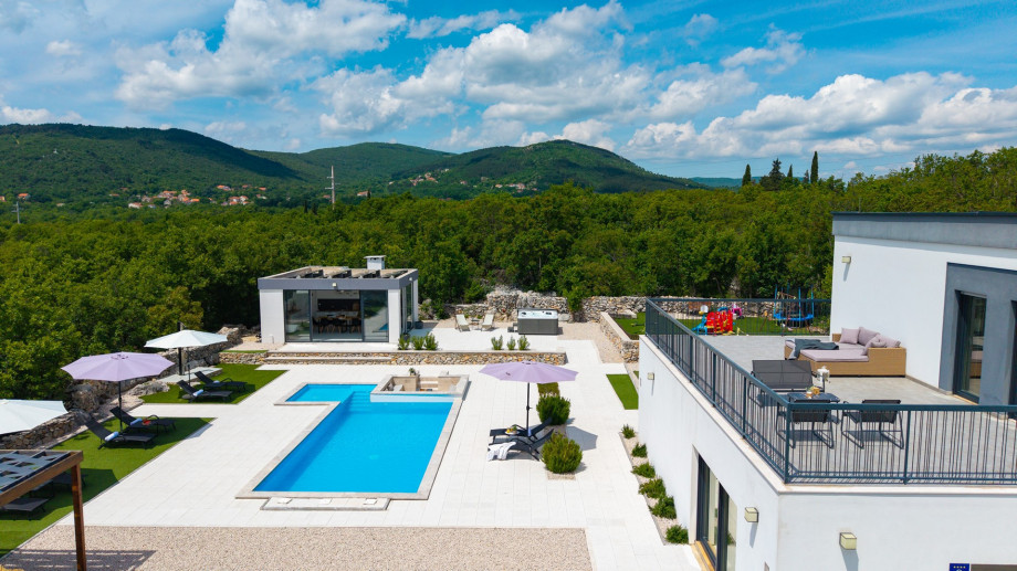 If you prefer waking up by a bird song, go ahead and book this amazing property.