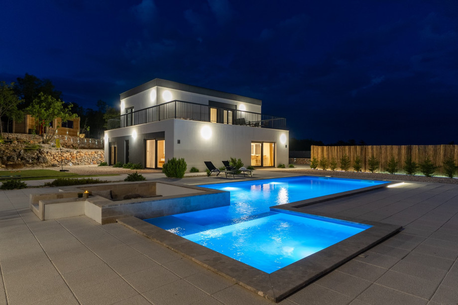 You are located 8 km from the natural phenomenon Red Lake and Blue Lake in Imotski