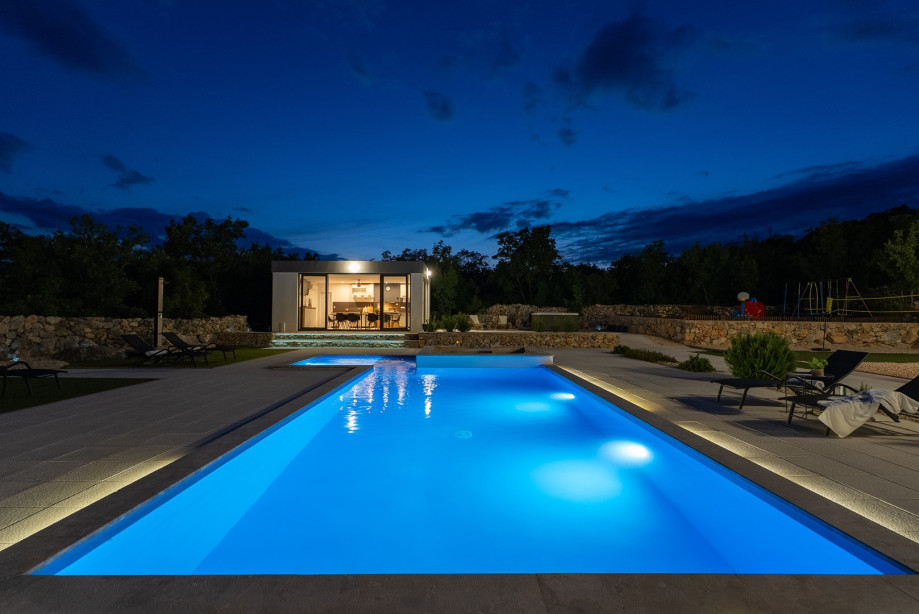 A private heated 32sqm swimming pool with hydromassage, a Whirlpool (a Hot -Tub) for 6 people next to the summer kitchen