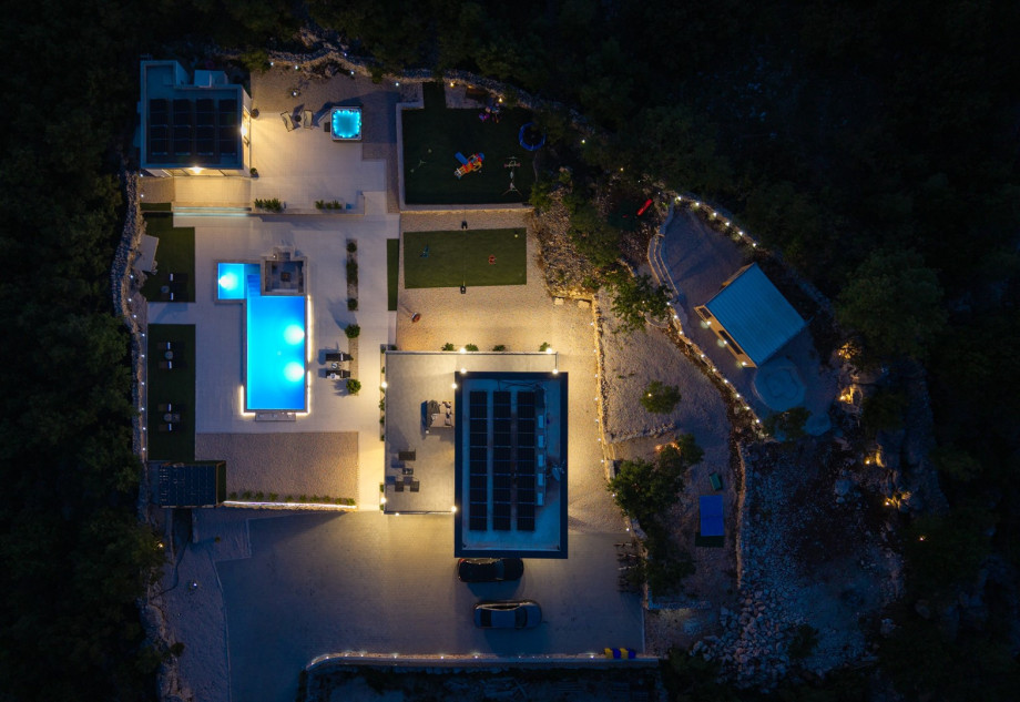 Perfect villa for a quiet family holiday with lots of opportunities to explore this untouched part of the Makarska hinterland.