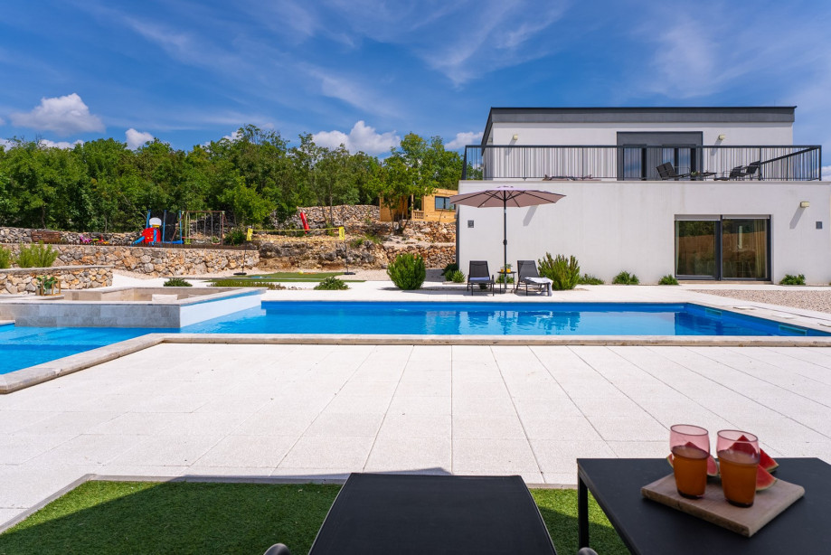 A shaded lounge corner, 4 bedrooms, 3 bathrooms.