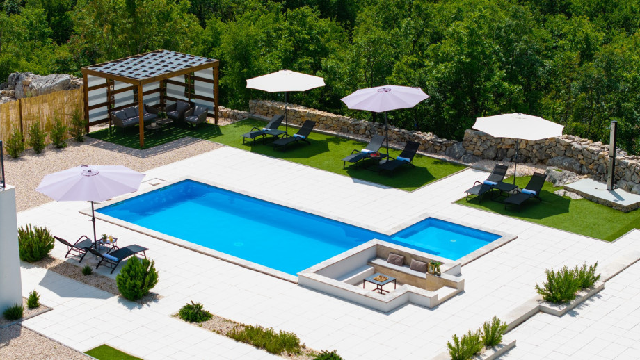 Luxurious accommodation for 8+2 located only 16km from Makarska Riviera