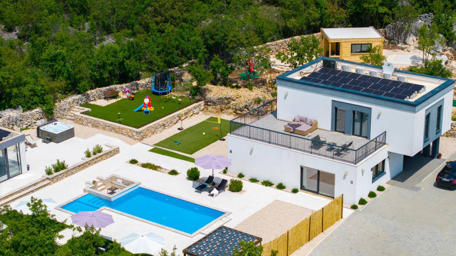 There are more than 6 parking places secured on the private plot, and the car is highly recommended