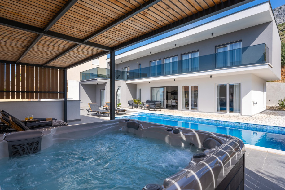 Within walking distance of restaurants (150m Rogač), bars, a mini market (200m), a local bus station, 2 km from Omiš, and Cetina river.