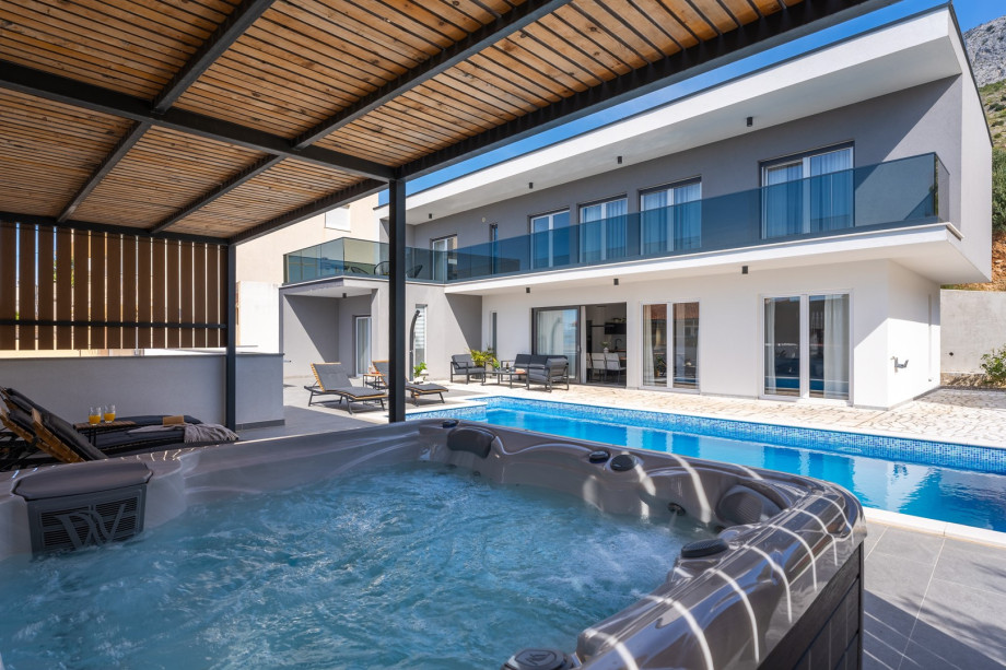 Within walking distance of restaurants (150m Rogač), bars, a mini market (200m), a local bus station, 2 km from Omiš, and Cetina river.