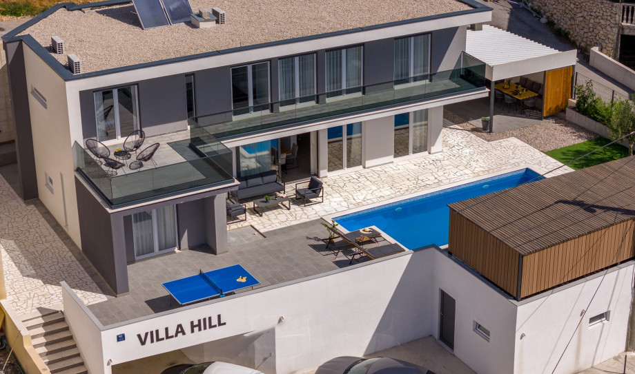 Villa Hill is positioned above the coastal road in Duće and offers 4 parking places on the private property