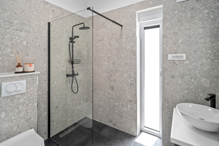 En-suite bathroom with a shower
