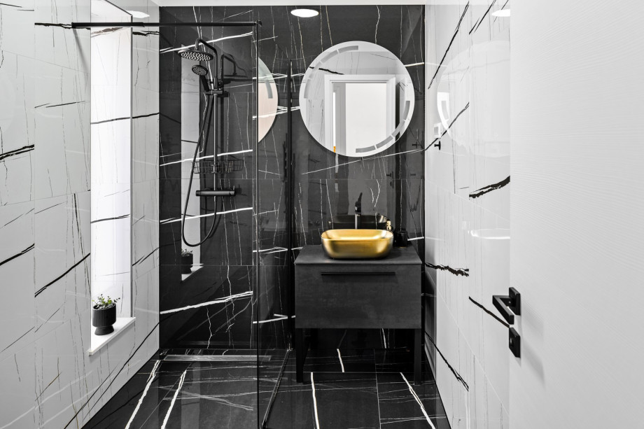 En-suite bathroom with a shower