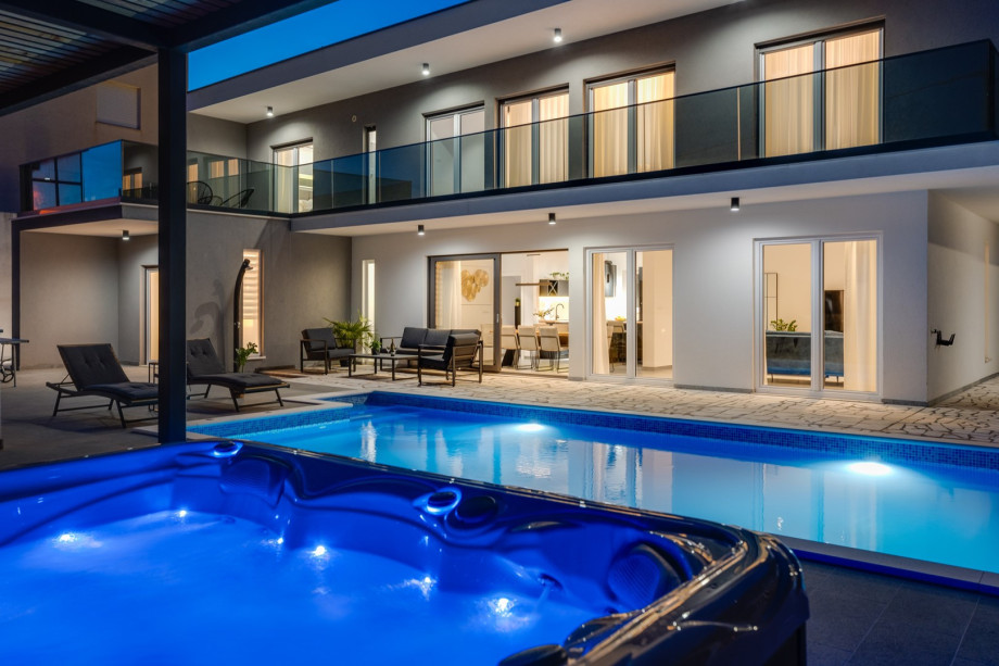 Offers a heated swimming pool with hydro-massage, Whirpool