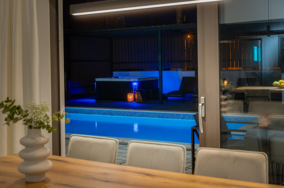 Very comfortable and stylish property that offers a heated swimming pool with hydro-massage, 4 en-suite bedrooms, a summer kitchen