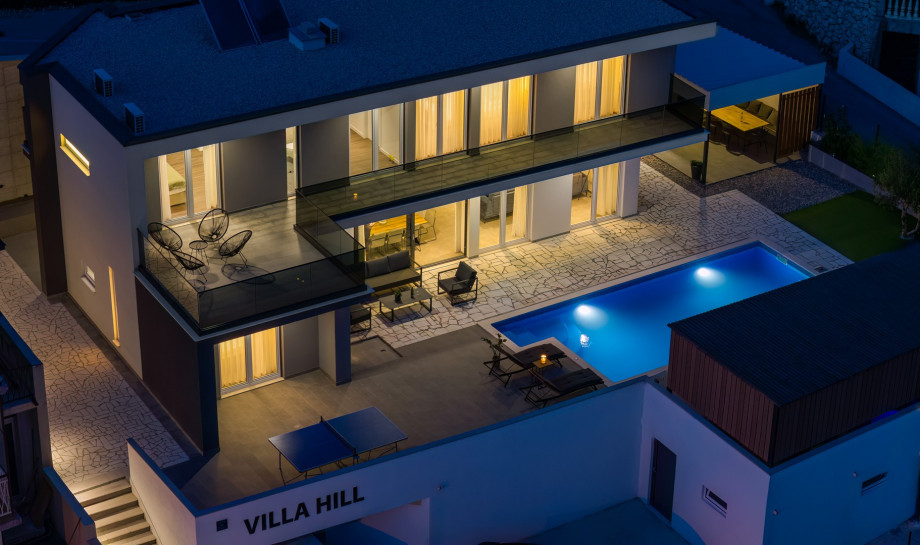 4 en-suite bedrooms, a summer kitchen, a sun deck area